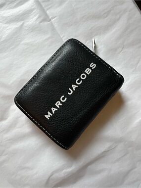 Marc Jacobs The Textured Tag Mini Compact Wallet - Black Pebbled Leather